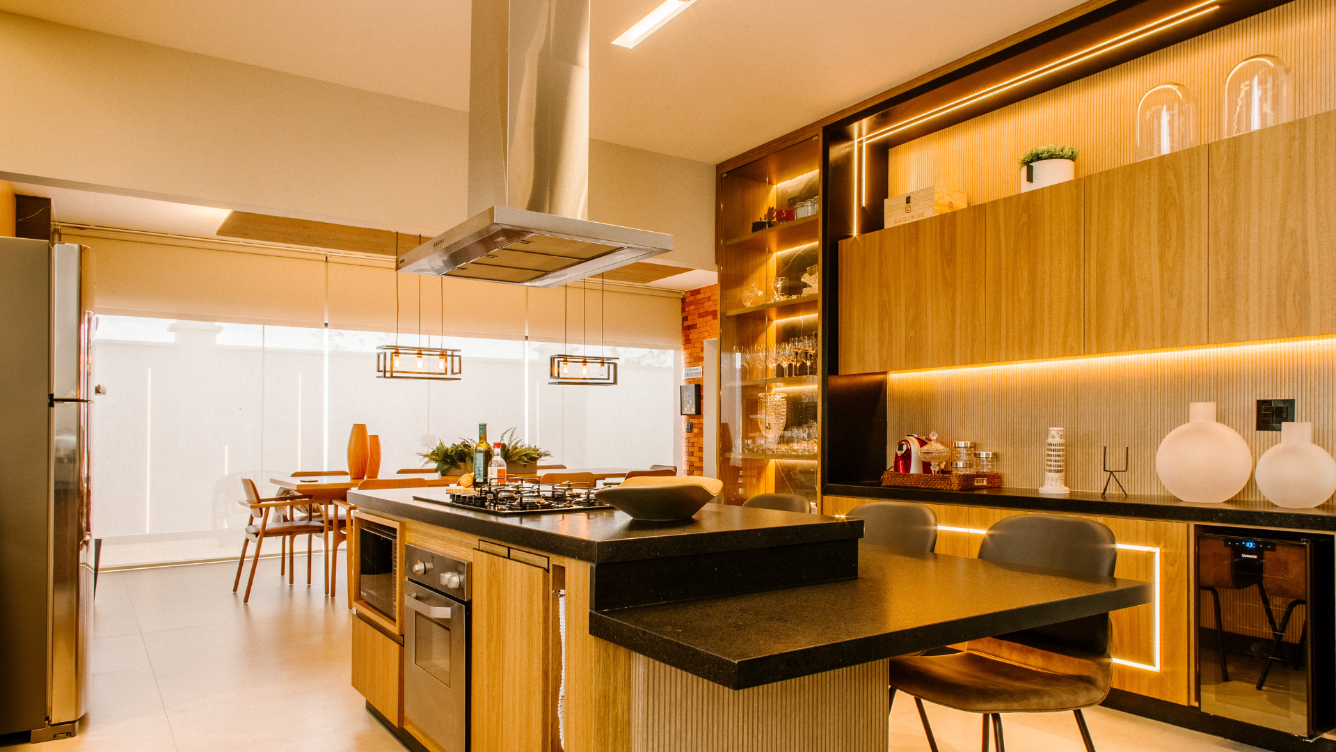 Uma cozinha ampla com sala