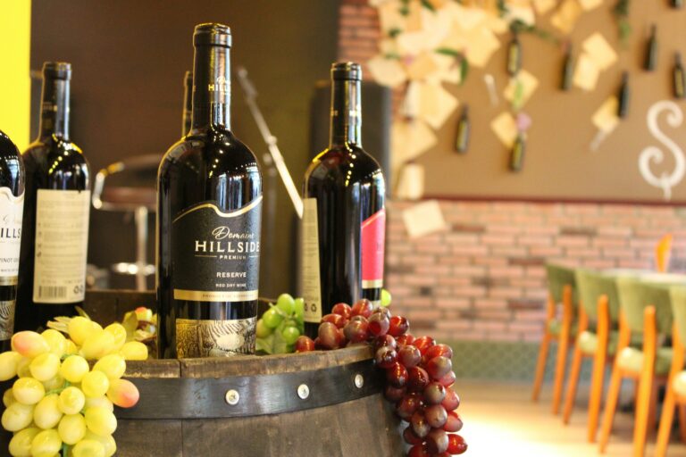 Garrafas de vinho enfeitando um restaurante.