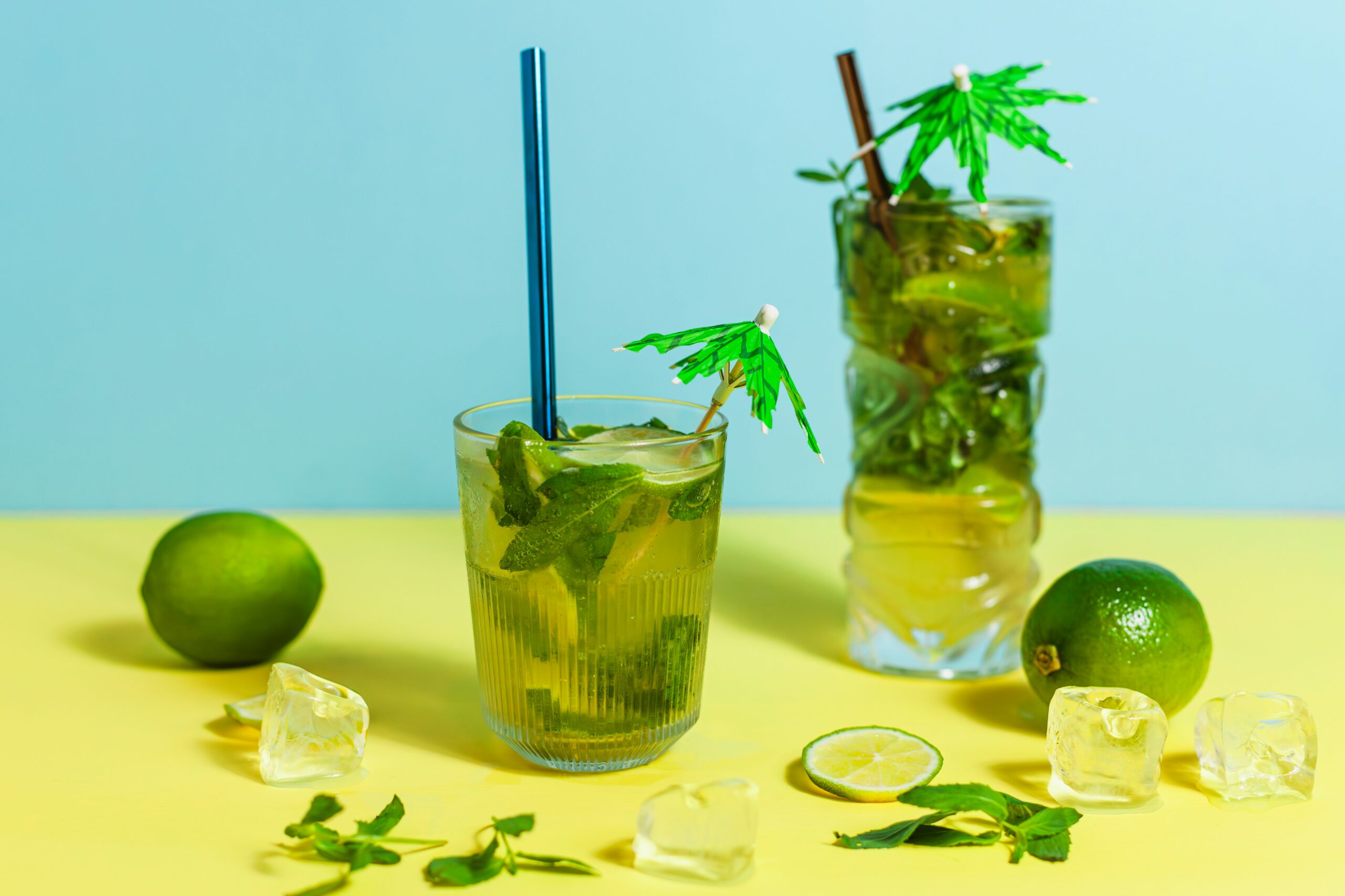 Drinks de limão em cima da mesa.