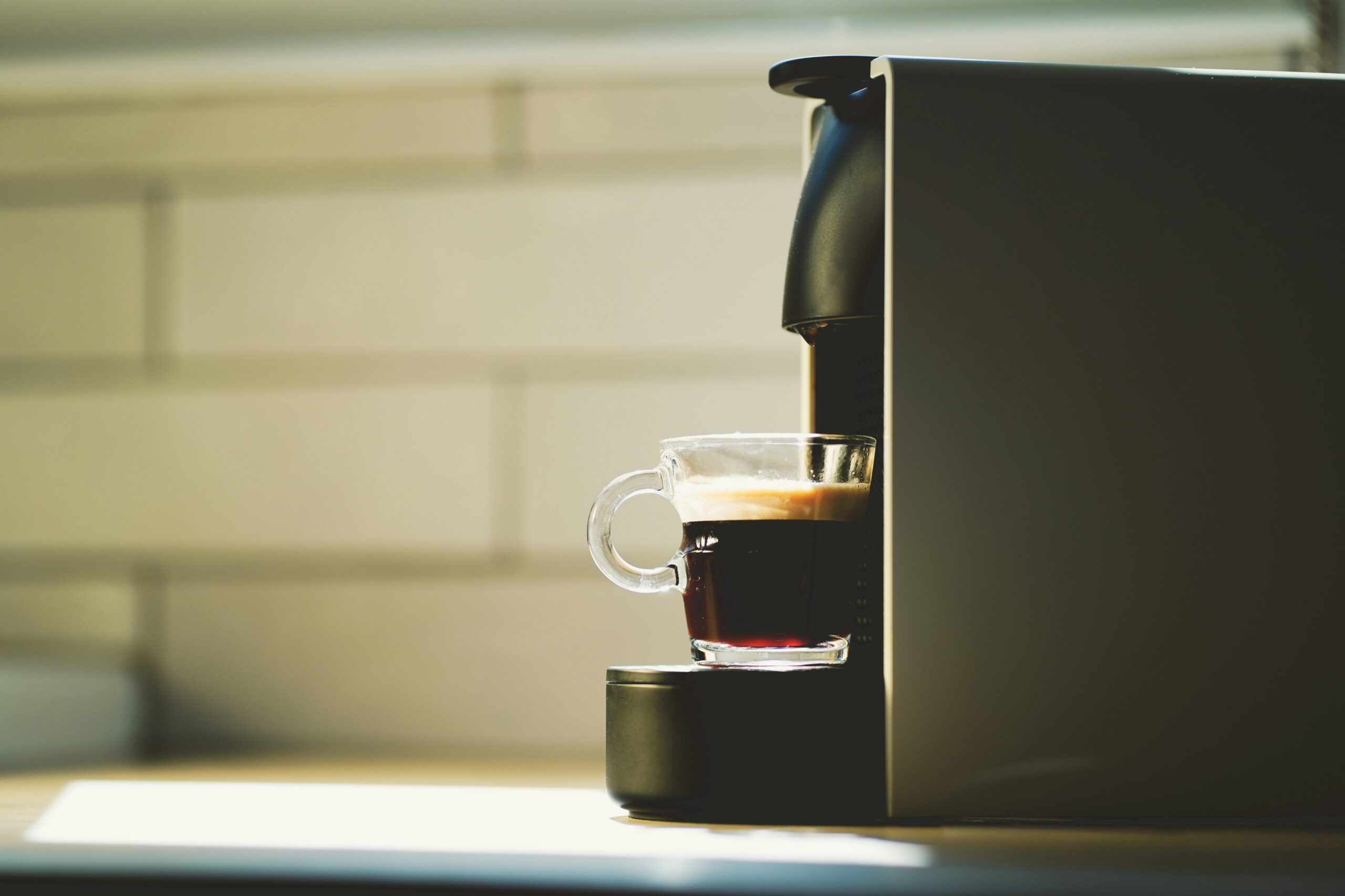 Cafeteira de cápsula no balcão da cozinha.