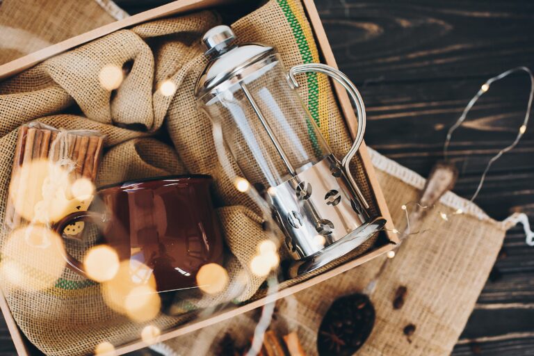 Uma cafeteira francesa em uma caixa organizadora.