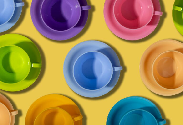 Xícaras bonitas e baratas juntas.