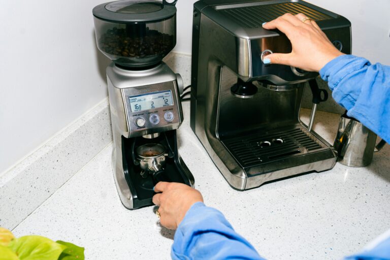Uma pessoa fazendo café na cafeteira programável.