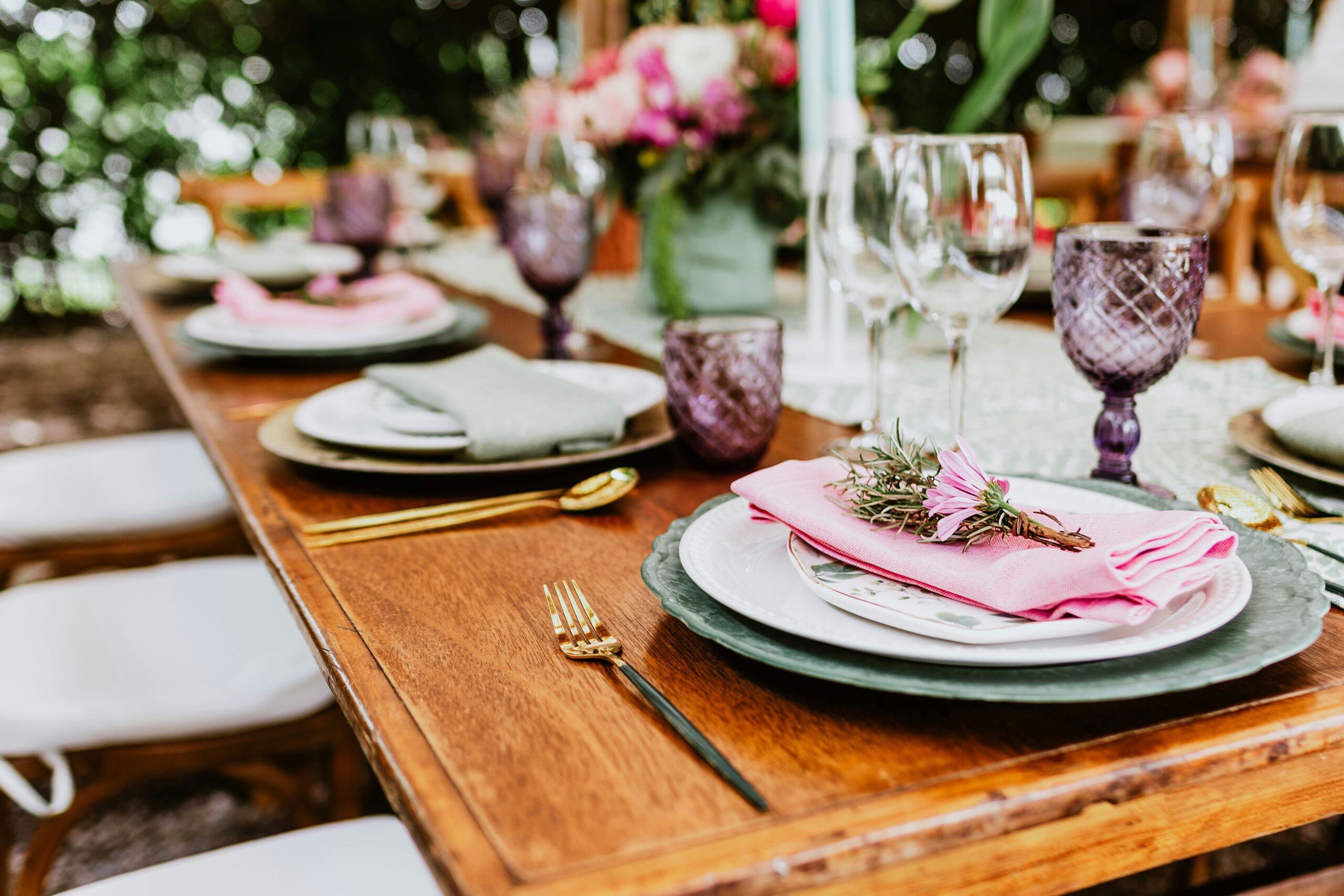 Uma mesa preparada para brunch com destaque para o jogo americano.