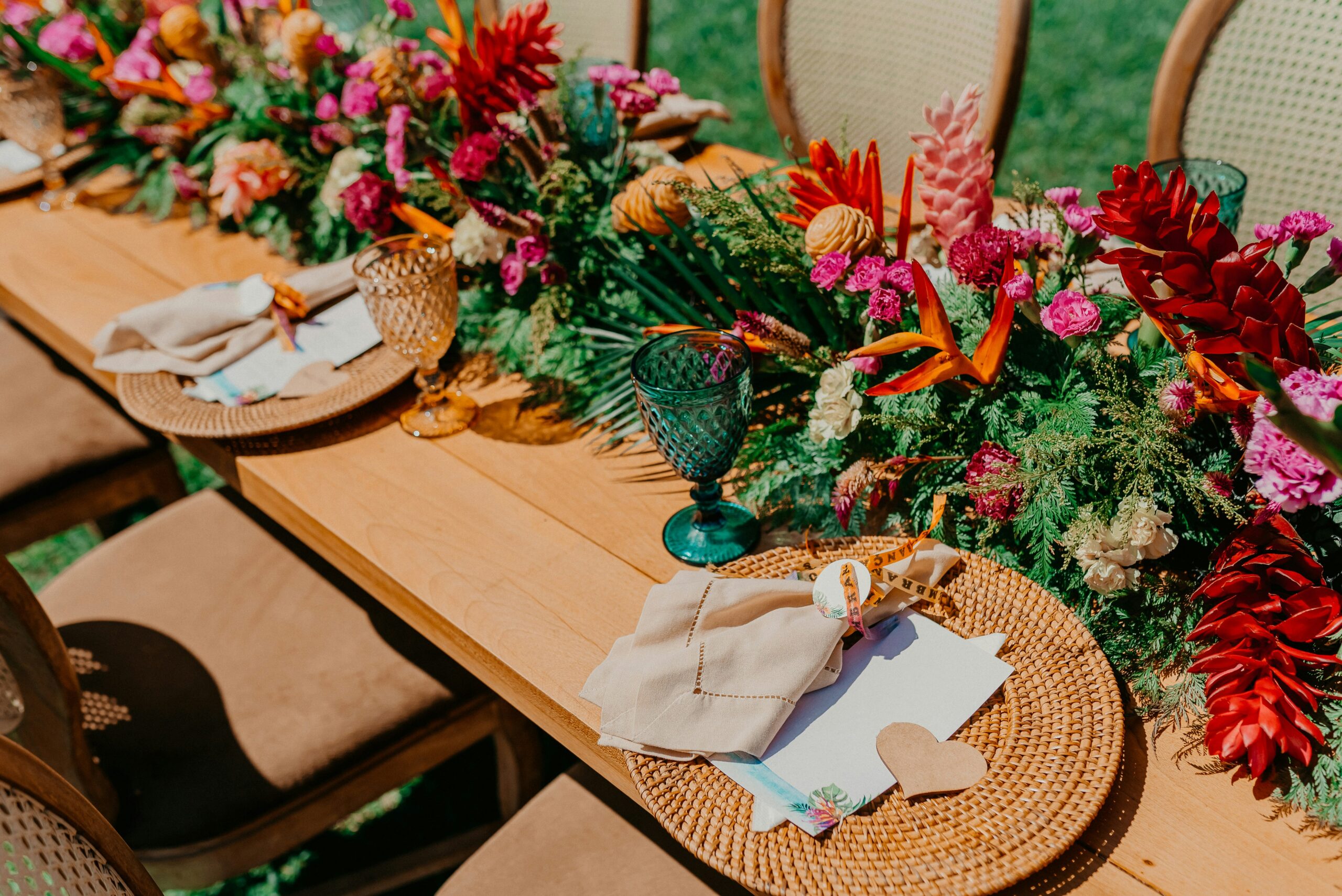 Uma mesa elegante posta para casamento com foco em um porta-talheres.