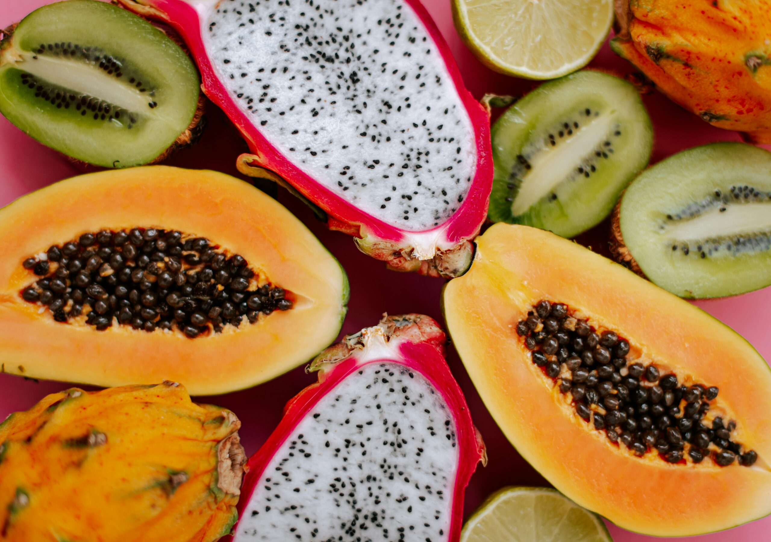 Seleção de várias frutas frescas reunidas de forma organizada e colorida.