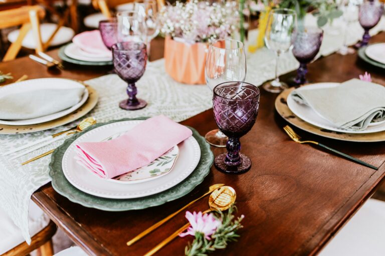 Mesa posta sofisticada com aparelho de jantar chique preparada para uma elegante festa de aniversário.