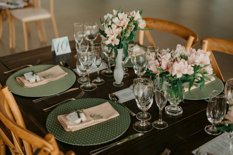 Mesa posta elegante com aparelho de jantar completo montado para quatro pessoas.