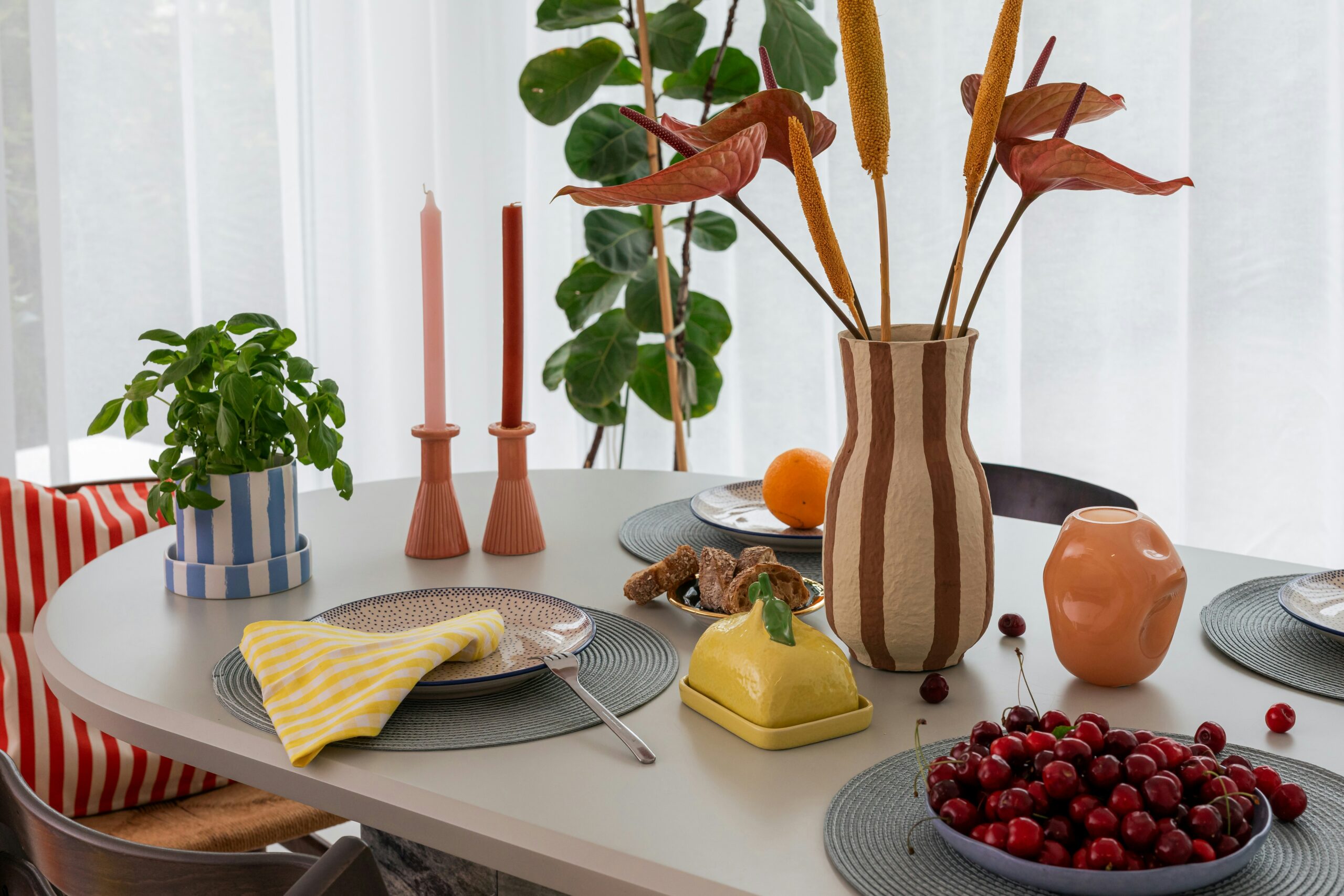 Mesa posta elegante com aparelho de jantar completo montado para seis pessoas.