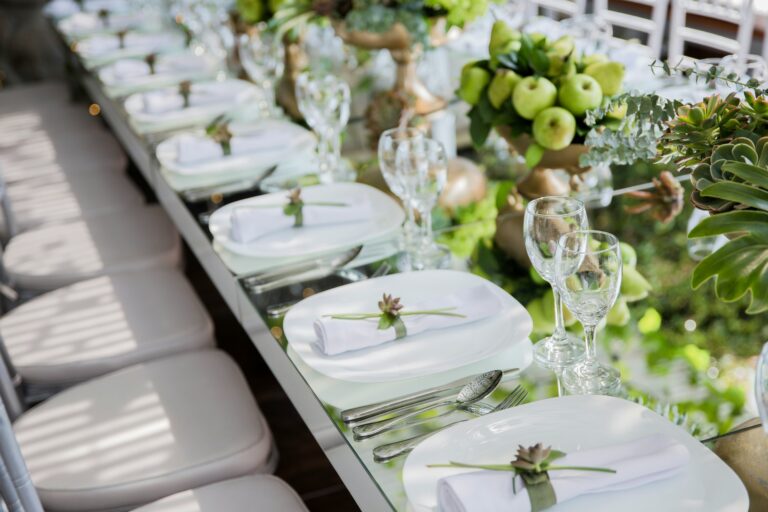 Mesa posta elegante com aparelho de jantar completo preparada para uma festa de casamento.
