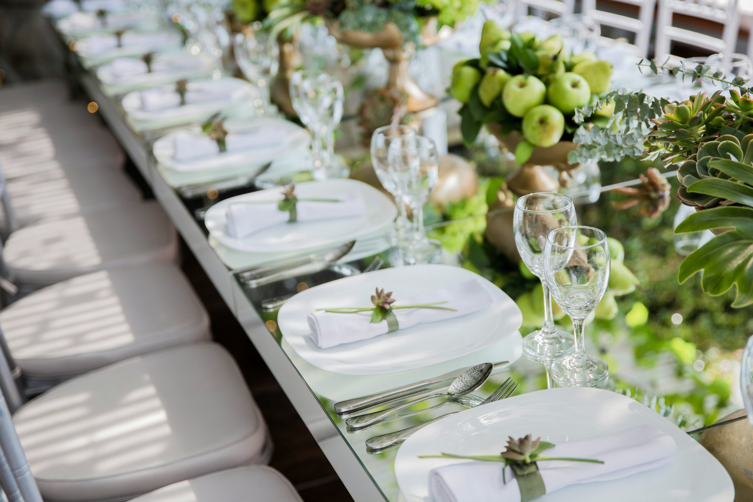Mesa posta elegante com aparelho de jantar completo preparada para uma festa de casamento.